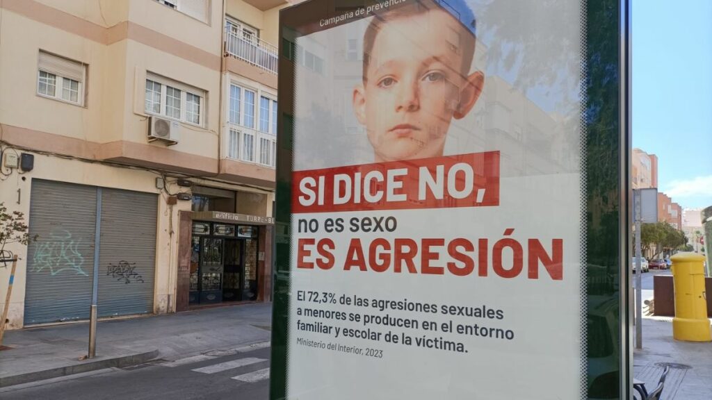 El Ayuntamiento de Almería ordena retirar un cartel contra las agresiones sexuales a menores con un mensaje erróneo