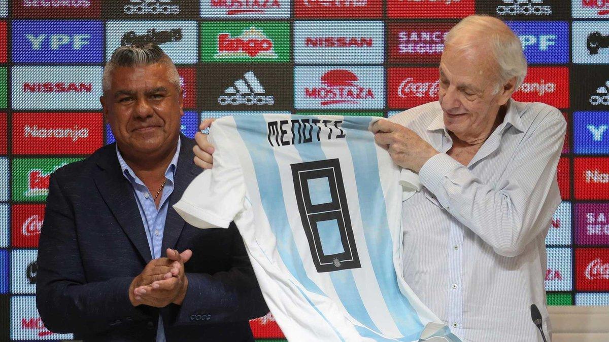 Menotti posando con la camiseta de la selección argentina.