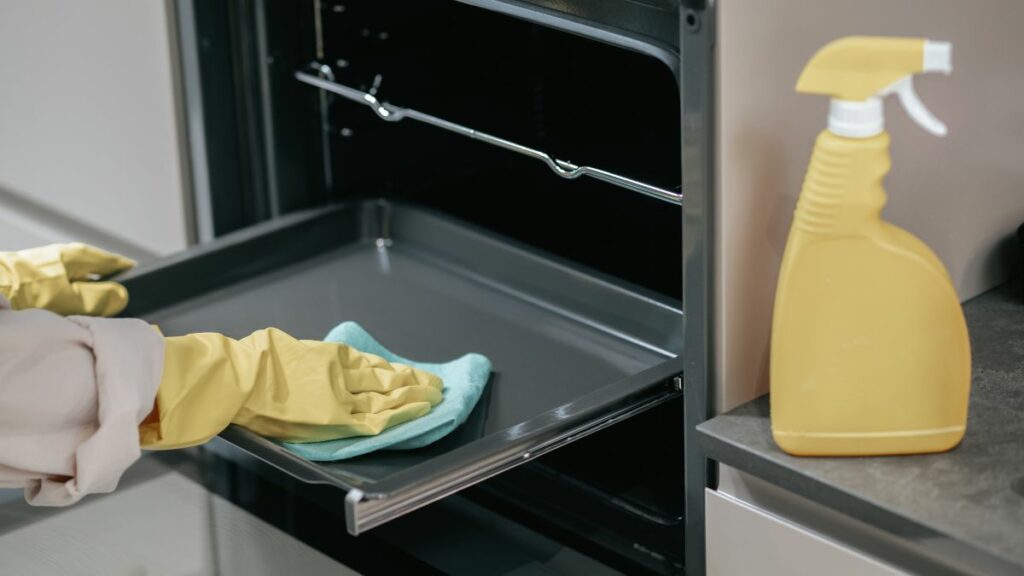 Limpiar el horno con aceite de bebés: el nuevo truco que está de moda