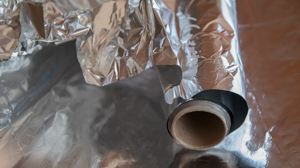 Hacer bolas de papel de aluminio y meterlas en la nevera: ¿para qué sirve este truco?