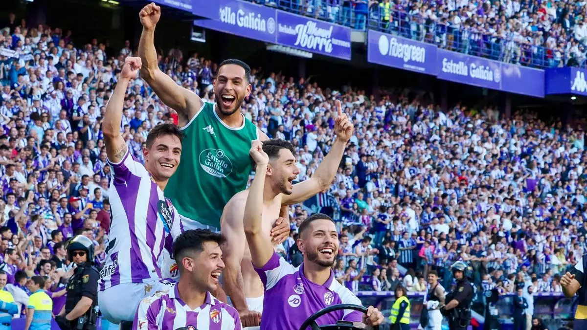 El Real Valladolid regresa a Primera un año después con dos goles en el descuento