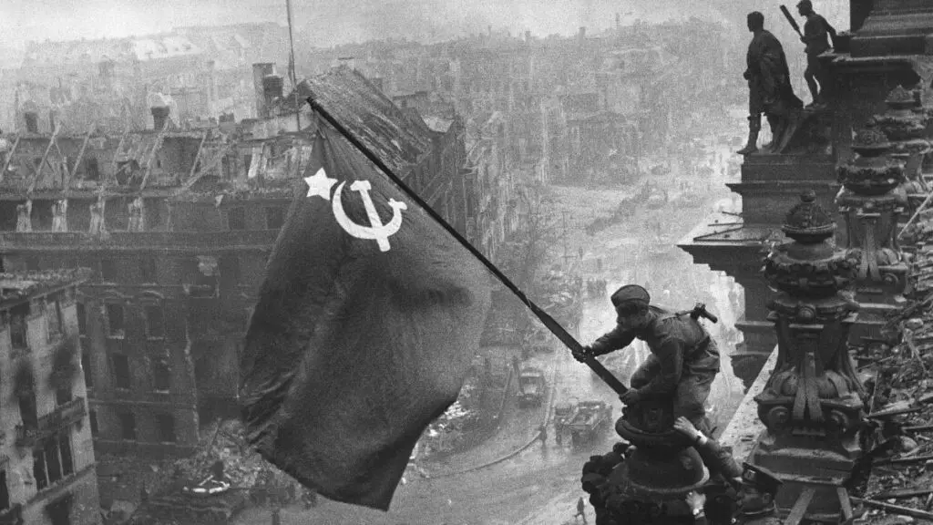 El montaje de Stalin sobre la imagen más icónica del final de la Segunda Guerra Mundial