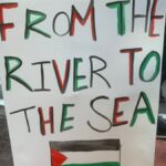 Un cartel con el lema palestino en una protesta universitaria contra Israel