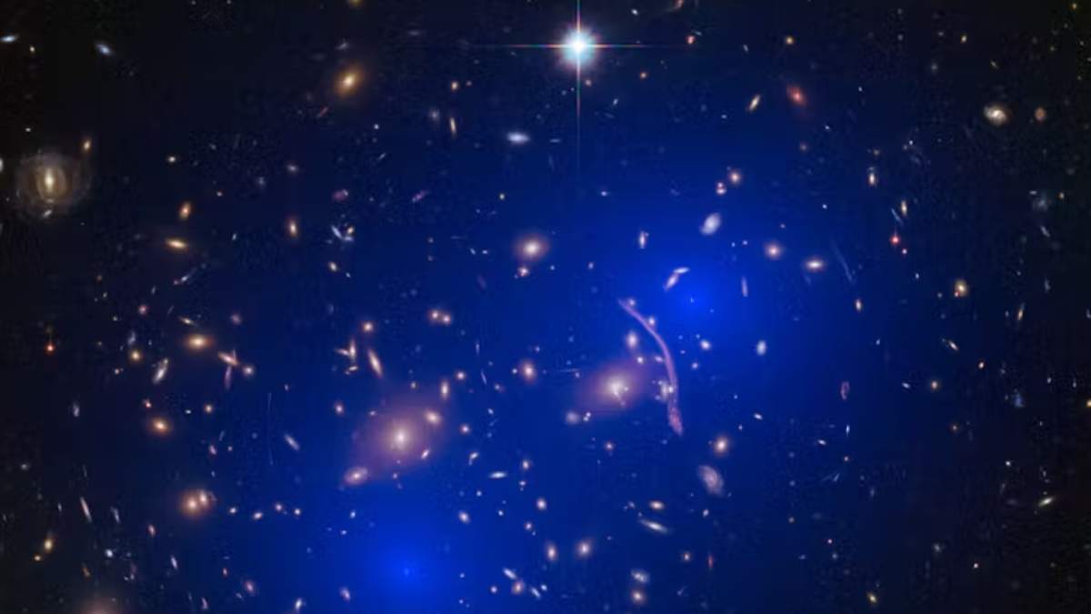 Cúmulo de galaxias Abell 370 . En la imagen se muestra en azul un mapa de la materia oscura que se encuentra dentro del cúmulo