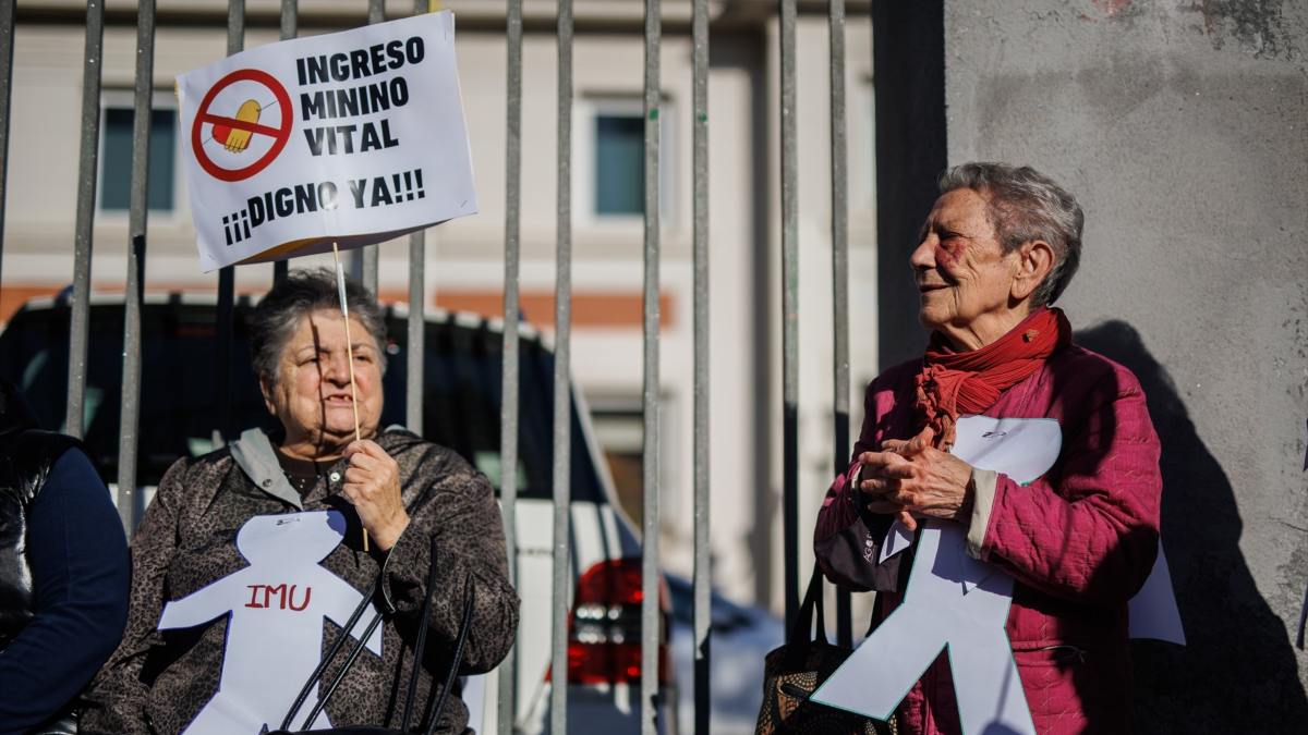 Dos mujeres durante una concentración en defensa de 'un ingreso mínimo vital digno'