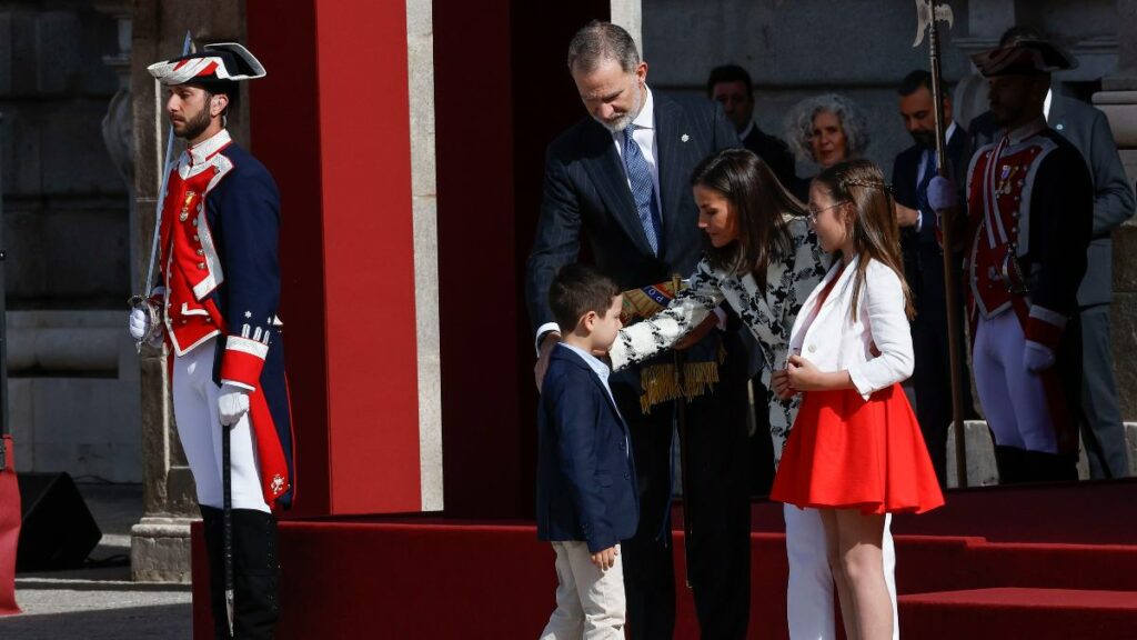 os reyes Felipe y Letizia reciben de manos Daniela y Mauro, dos niños hijos de policías nacionales