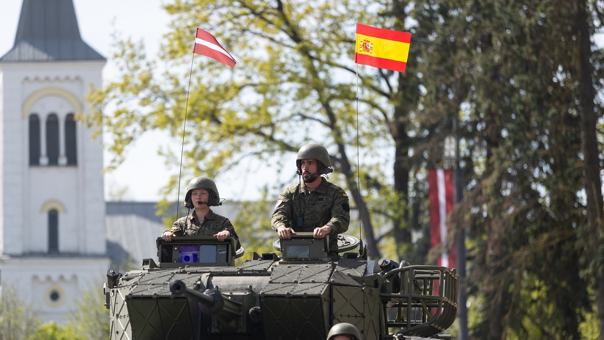 Miembros del Ejército de Tierra español desfilan en Letonia