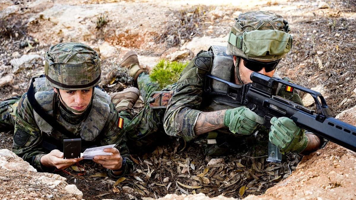 Nuevas imágenes del Ejército de Tierra en su "misión de disuasión" en la frontera entre Melilla y Marruecos