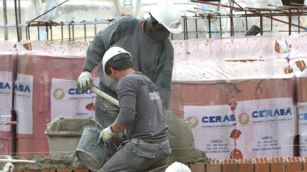 Un trabajador extranjero en una foto de archivo.