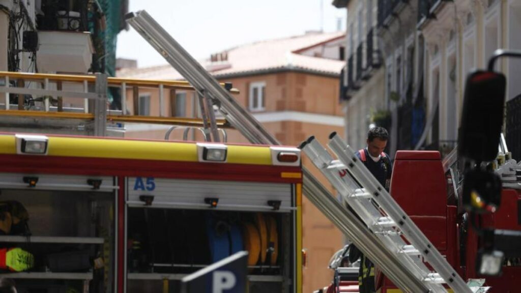 Mueren los dos trabajadores atrapados por el derrumbe de un forjado de un edificio en Madrid