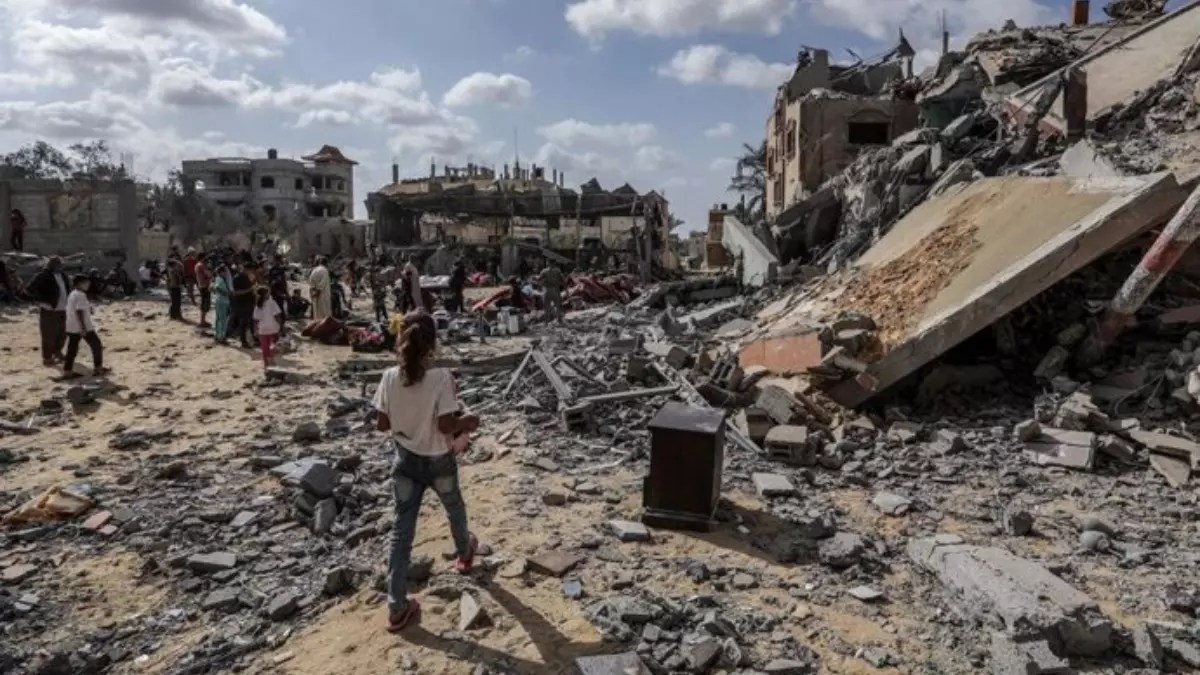 Un grupo de palestinos entre los escombros de un edificio en Rafá, en el sur de la Franja de Gaza.