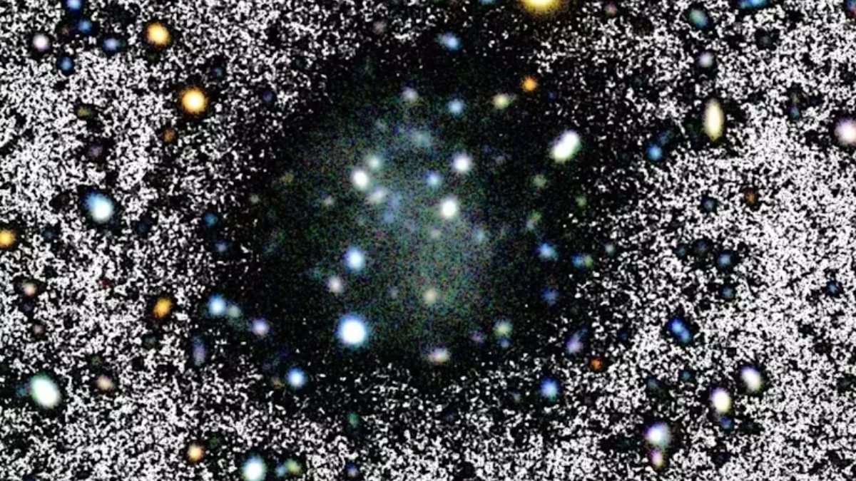 La galaxia Nube es la mancha difusa en el centro de la imagen. Nube no encaja en las estimaciones teóricas sobre materia oscura. Las observaciones se han realizado con el Gran Telescopio de Canarias y el Telescopio de Green Bank en EEUU