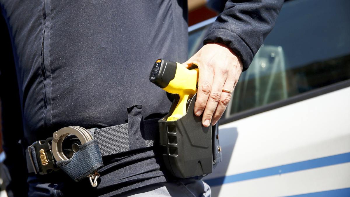 Imagen de archivo de una gente de Policía con una pistola táser.