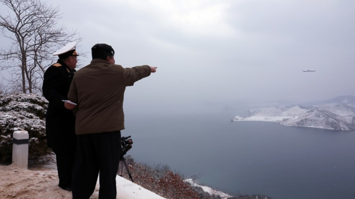 El líder de Corea del Norte, Kim Jong-un, durante el ensayo de un nuevo misil