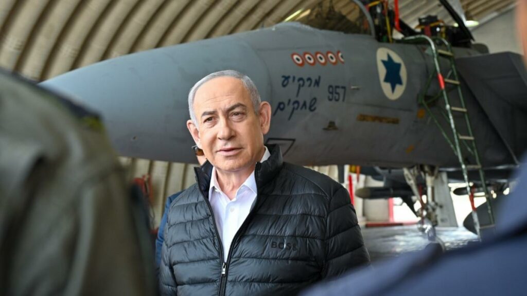 El primer ministro israelí, Benjamin Netanyahu, visita la base aérea de Tel Nof.
