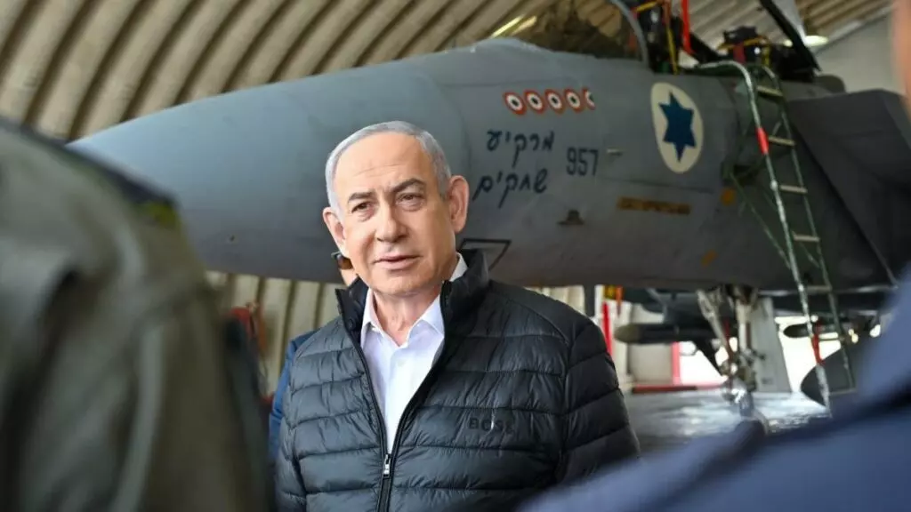 El primer ministro israelí, Benjamin Netanyahu, visita la base aérea de Tel Nof.