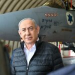 El primer ministro israelí, Benjamin Netanyahu, visita la base aérea de Tel Nof.