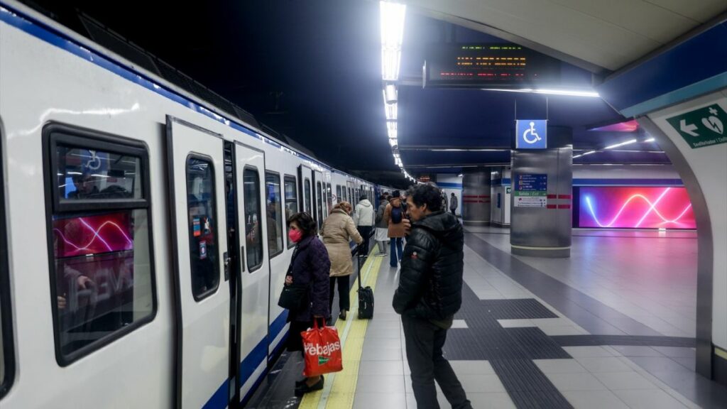 Desconcierto entre los usuarios del Metro de Madrid por un nuevo asiento verde