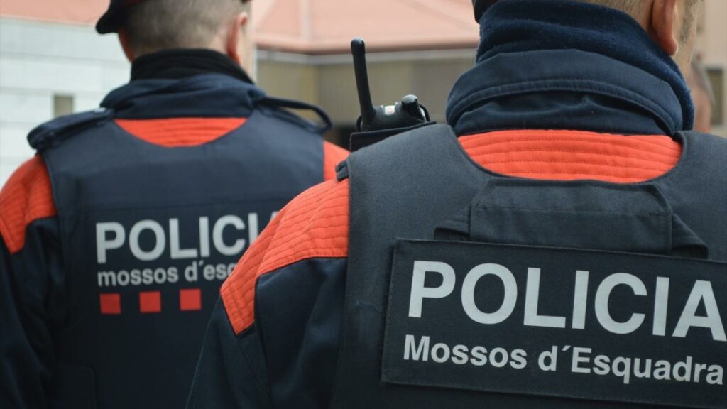Investigan a siete mossos por la presunta detención ilegal a un hombre homosexual en Barcelona