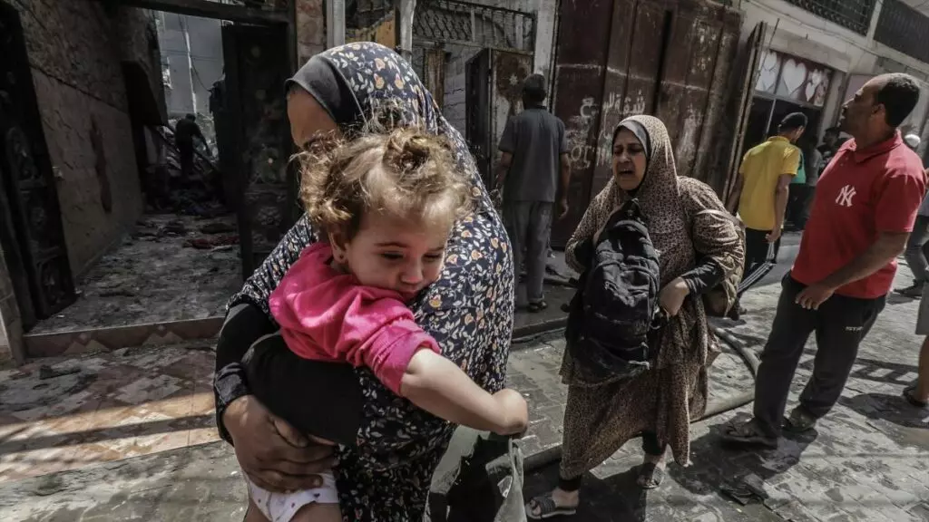 Una mujer palestina sostiene a un niño en una foto de archivo.