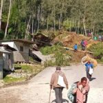 La gente camina con sus pertenencias en la zona donde un deslizamiento de tierra azotó la aldea de Kaokalam, provincia de Enga, Papúa Nueva Guinea, el 24 de mayo de 2024