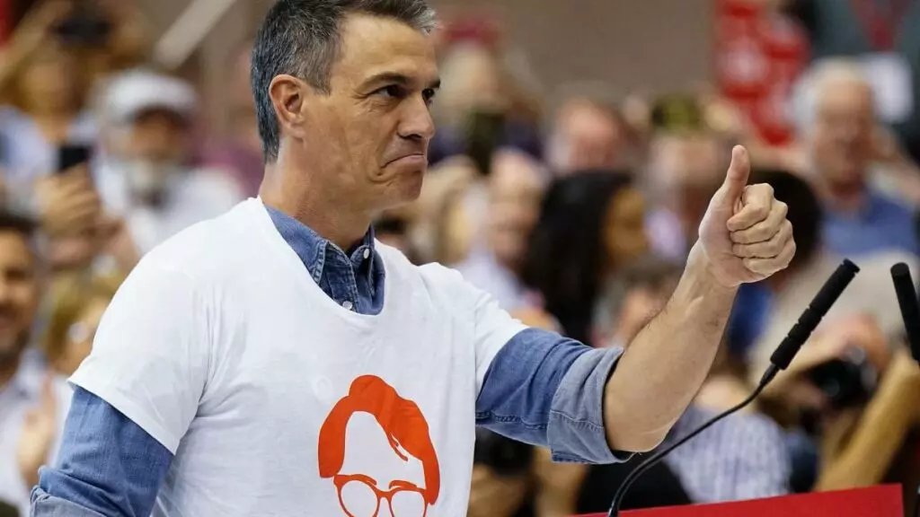 Pedro Sánchez con una camiseta de Salvador Illa La larga marcha hacia el desastre