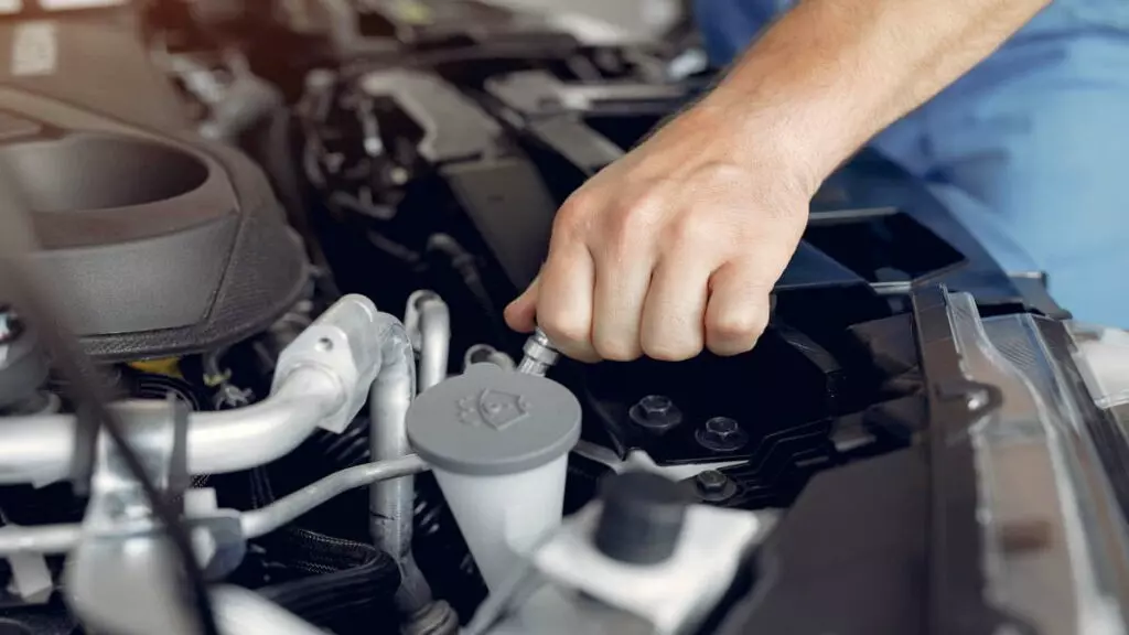 Los peligros de no revisar el aceite del motor de tu coche: Amazon te da la solución