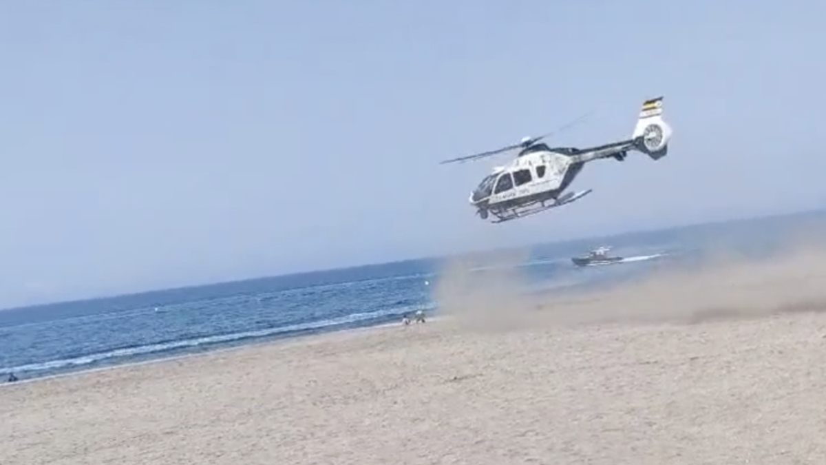 Imagen de la persecución de la Guardia Civil en la playa de Retamar (Almería)