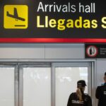 Agentes de la Policía Nacional en la puerta de llegadas de la Terminal T1 del Aeropuerto Adolfo Suárez Madrid-Barajas