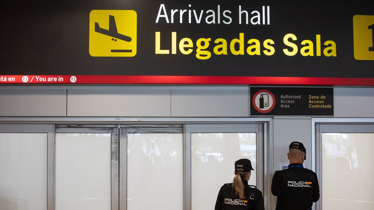 Agentes de la Policía Nacional en la puerta de llegadas de la Terminal T1 del Aeropuerto Adolfo Suárez Madrid-Barajas