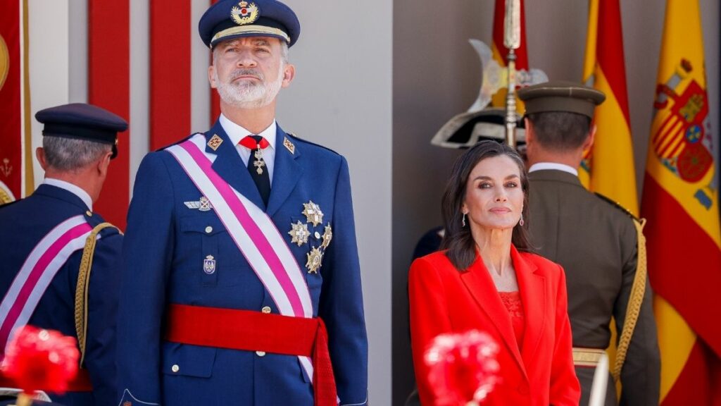 La reina Letizia sorprende con su look en el desfile de las Fuerzas Armadas con un traje rojo y zapatillas