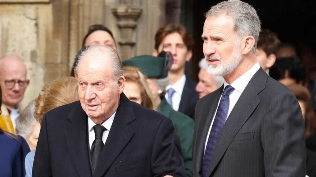 El encuentro fortuito entre el rey Juan Carlos y Felipe VI en el aeropuerto de Vitoria: así ha sido su breve reunión