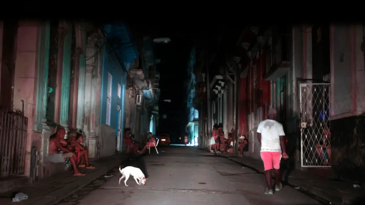 Fotografía de archivo de personas en las puertas de sus casas durante un apagón, en La Habana (Cuba).