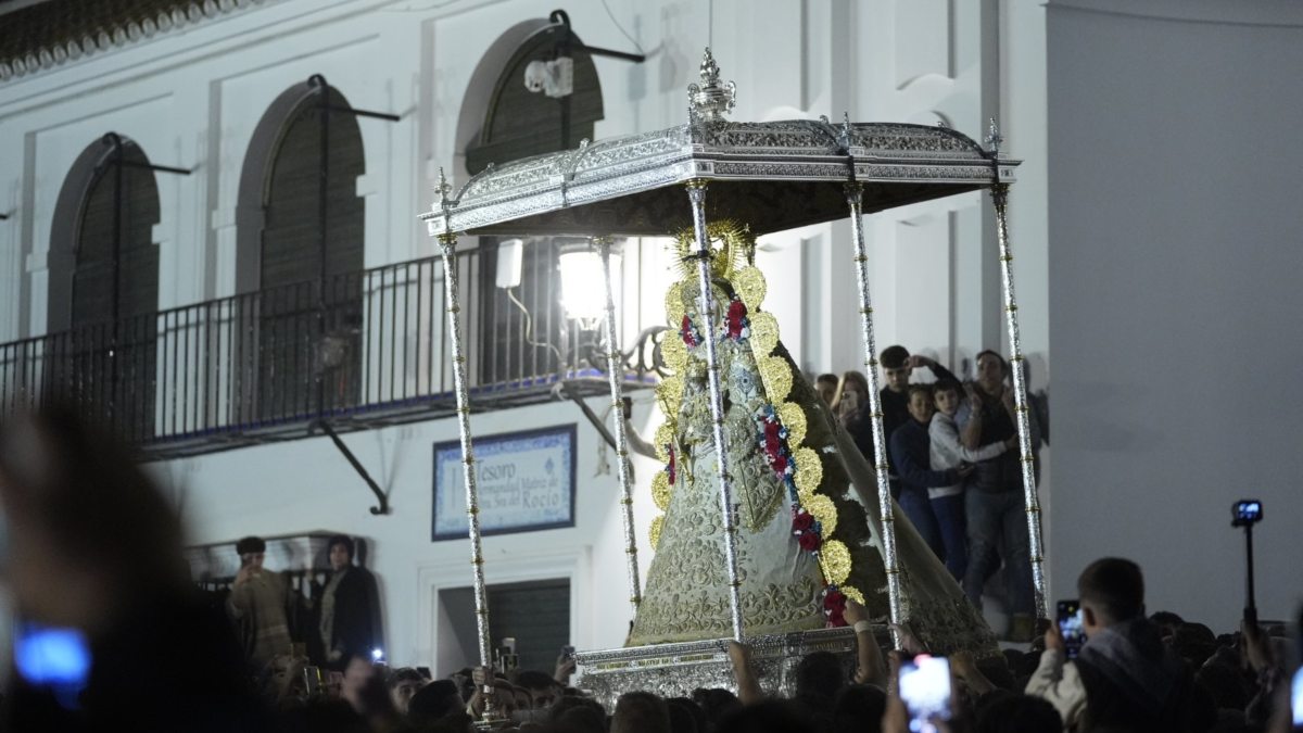 Salida de la Virgen del Rocío de su Santuario durante la romería de 2024