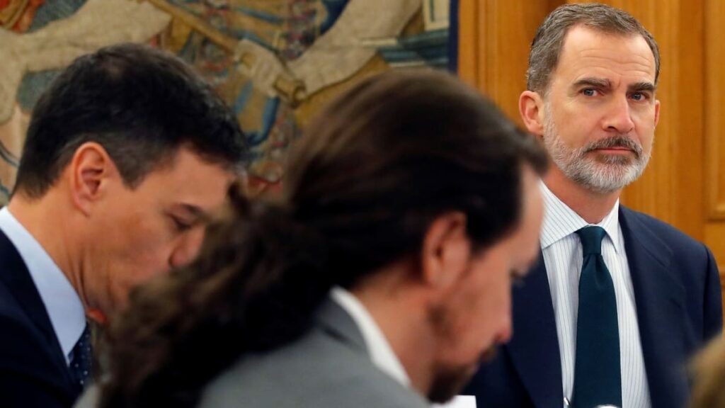 El Rey Felipe VI observa a Pedro Sánchez y Pablo Iglesias.