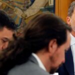 El Rey Felipe VI observa a Pedro Sánchez y Pablo Iglesias.