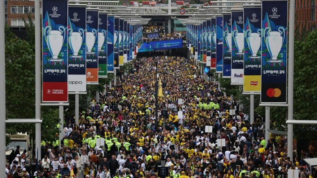 Aficionados a la entrada de Wembley.