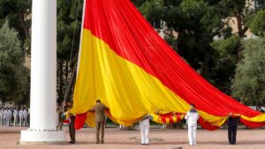 Acto de izado de bandera por el décimo aniversario del reinado de Felipe VI 