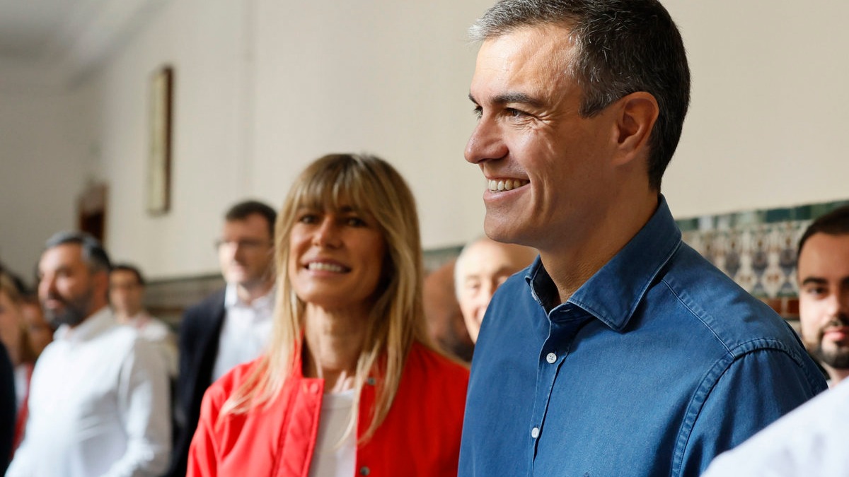 El presidente del Gobierno, Pedro Sánchez, acompañado de su mujer Begoña Gómez, se acerca a su colegio electoral para ejercer su derecho en Madrid