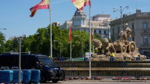 Policía Nacional en la fuente de Cibeles por si ganase la Champions el Real Madrid.