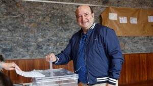 El presidente del PNV, Andoni Ortuzar, ha votado en un colegio electoral en la localidad vizcaína de Abanto-Zierbena