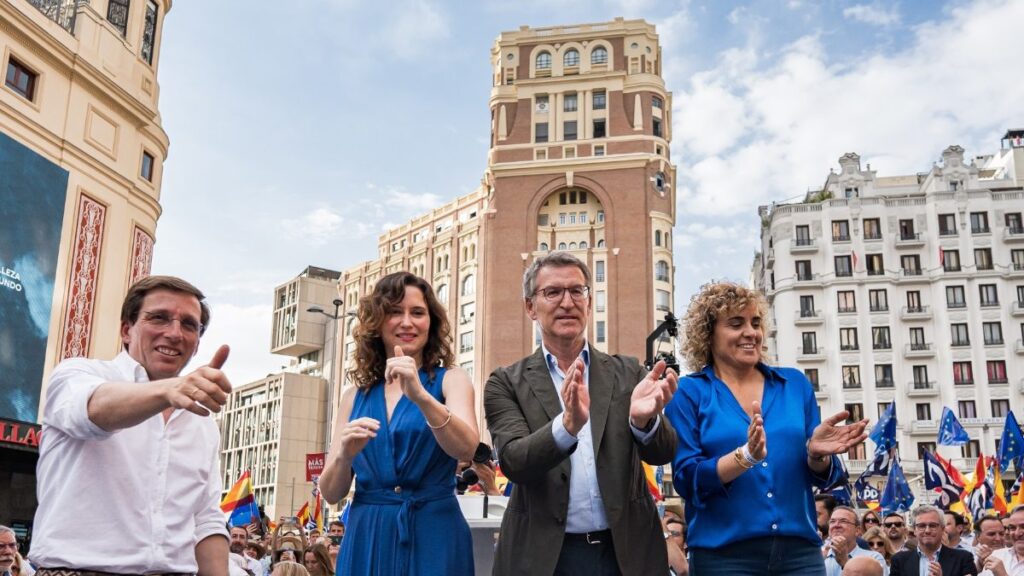 José Luis Martínez-Almeida, Isabel Díaz Ayuso, Alberto Núñez Feijóo y Dolors Montserrat en la Plaza de Callao de Madrid, este jueves.