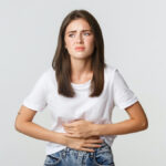 El dolor abdominal es un síntoma habitual del síndrome de intestino irritable.