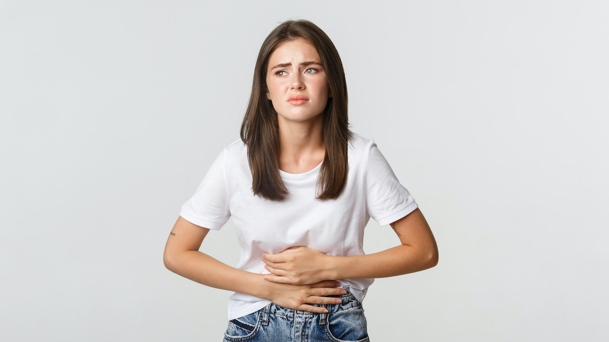 El dolor abdominal es un síntoma habitual del síndrome de intestino irritable.