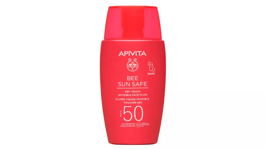 Crema solar Bee Sun Safe, fluido facial invisible toque seco SPF50, de Apivita