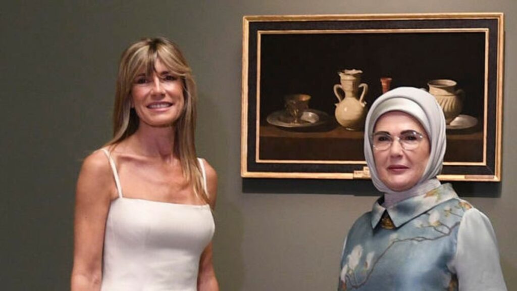 Begoña Gómez reaparece con un vestido de novia en el Museo del Prado