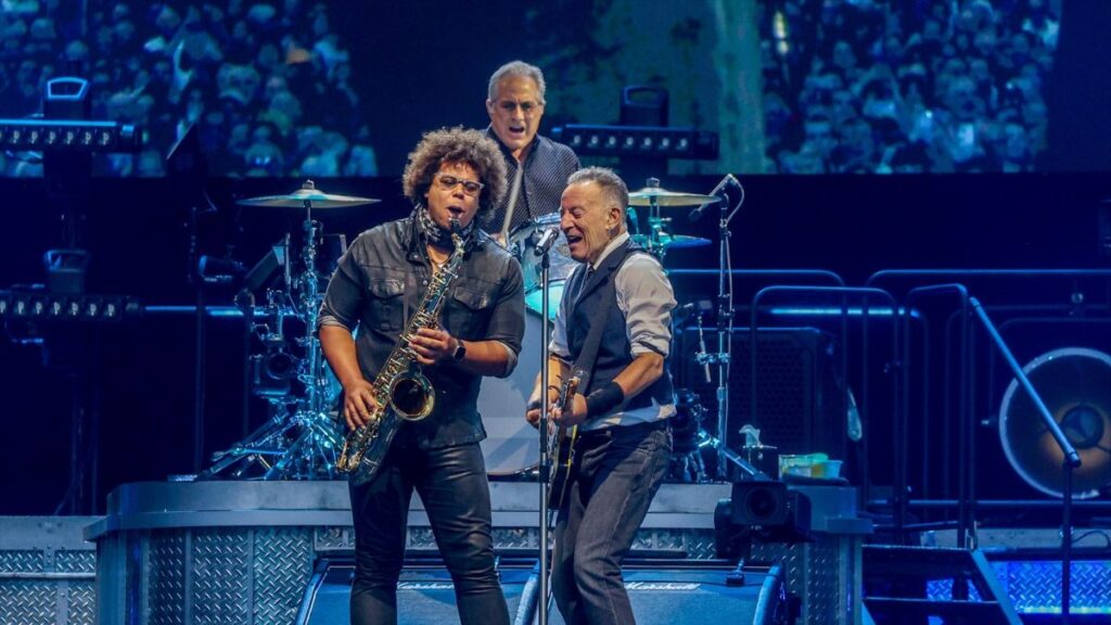 Jake Clemons, Bruce Springsteen y Max Weinberg (al fondo) durante uno de los tres conciertos en Madrid.