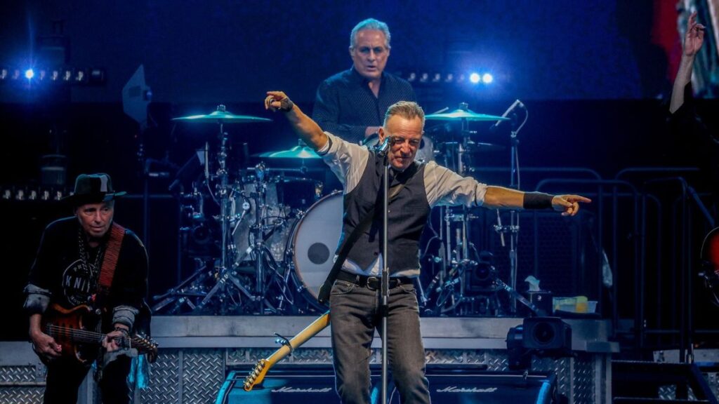 Nils Lifgren, Bruce Springsteen y Max Weinberg (al fondo) durante uno de los tres conciertos en Madrid.