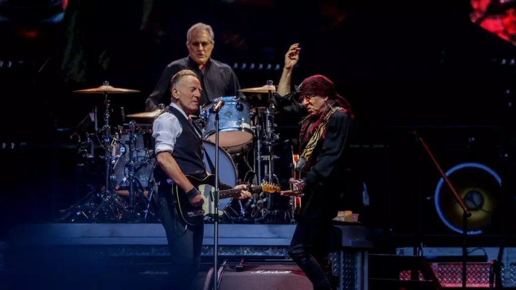 Bruce Springsteen, Little Steven y Max Weinberg (al fondo) durante uno de los tres conciertos en Madrid.