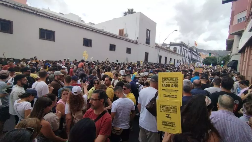 Foto que circuló en las redes sociales de los manifestantes rodeando la sede del Ejército de Tierra en Tenerife el 20 de abril.